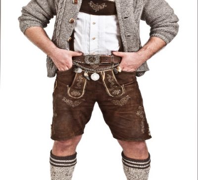 Kurze Trachtenlederhose mit Gürtel und Hosenträgern